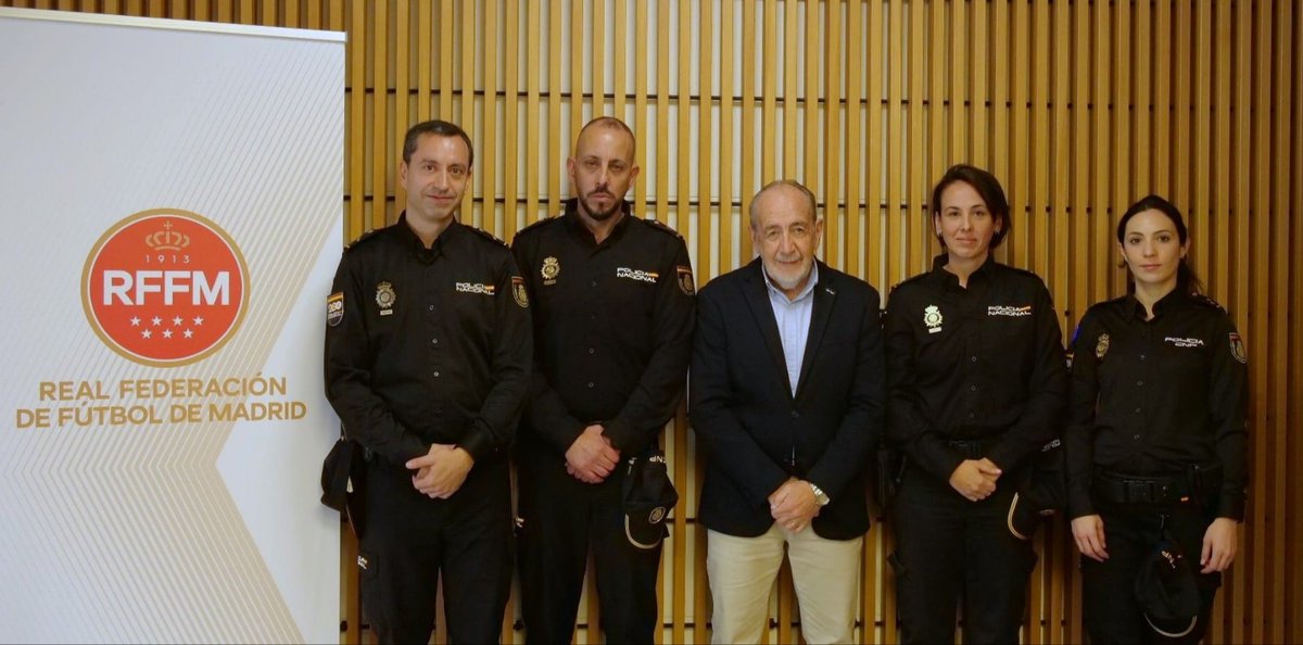 🤝🏻 La RFFM y la Policía Nacional hacen equipo para prevenir y disuadir la violencia en los campos de fútbol de Madrid.

Por un deporte seguro. Por un fútbol de respeto.

🔗 rffm.es/noticias/la-rf…

#StopViolenciaEnElFútbol
