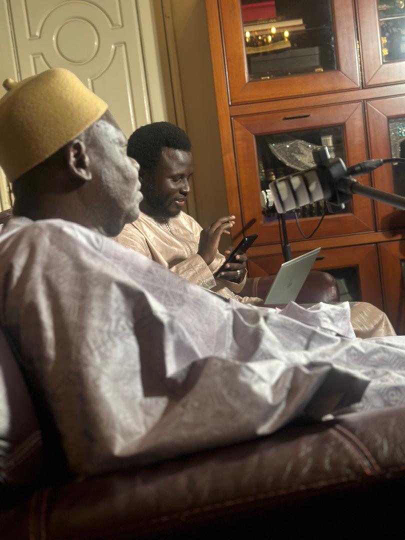 AzizJoob's tweet image. Le lieu de tournage, l’invité, ainsi que le poème choisi et son auteur : tout était réuni pour un spécial Wolofal u Mag ñi en cette fin d’année.