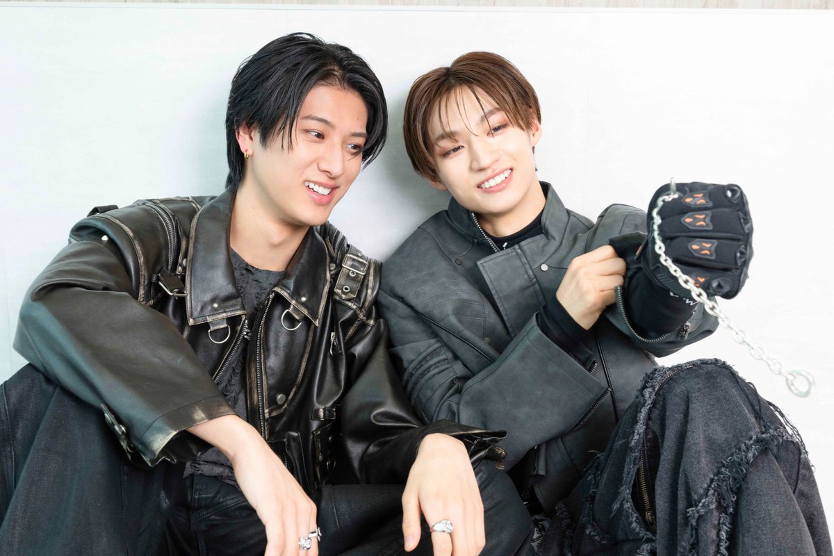 TVGweb's tweet image. 【取材裏話📸】
撮影中に『2人でお話ししている感じで…』とリクエストしたところ、志賀さんが阿久根さんのブレスレットを突然外し始める場面が…💎
お2人でわちゃわちゃ楽しそうに笑い合っている姿が印象的でした。
#ICEx #ICEx_DaDaDa