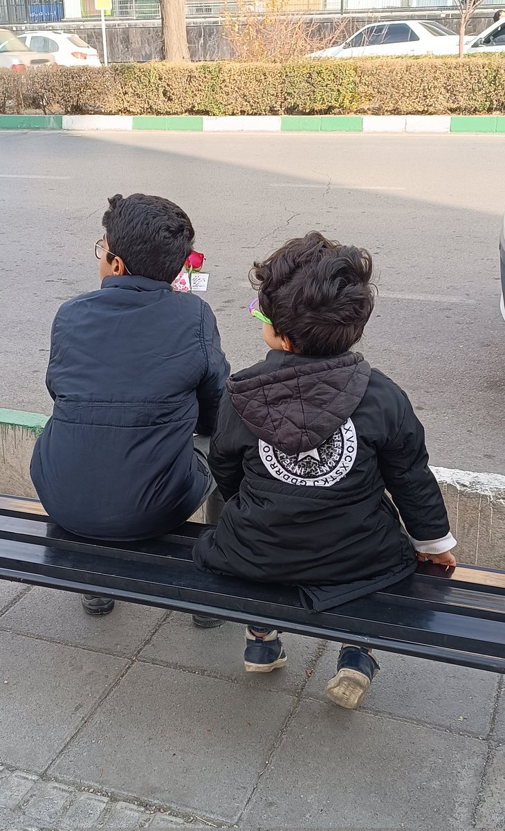 bhare_t's tweet photo. برا مامانشون گل گرفتن🥺 https://t.co/ISBalMIE4w