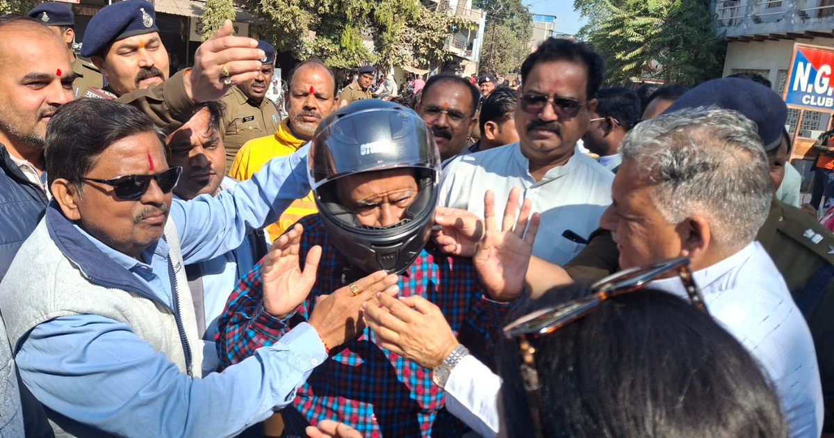 प्रदेश के उच्चशिक्षा,तकनीकी शिक्षा एवंआयुष मंत्री व दमोह जिले के प्रभारी मंत्री श्री <a href="/Indersinghsjp/">इन्दरसिंह परमार</a>जी द्वारा भाजपा कार्यालय में कार्यकर्ताओं से भेंट की एवं कीर्ति स्तंभ चौराहा पर पुलिस अधीक्षक द्वारा सड़क सुरक्षा यातायात जागरूकता अभियान में  हेलमेट वितरण किए जिसमें सम्मलित हुआ...