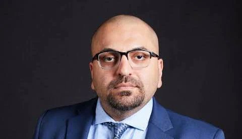 IsraelinLatvia's tweet image. ASV dzīvojošais Palestīniešu rakstnieks un aktīvists Ahmeds Fuads al-Chatibs, platformā X atklājis, ka Hamas ir slēpusi lielus bērnu piena un citu bērnu pārtikas krājumus veselības ministrijas noliktavās Gazā, lai vēlāk apsūdzētu Izraēlu iedzīvotāju tīšā badināšanā. Par to ziņoja…