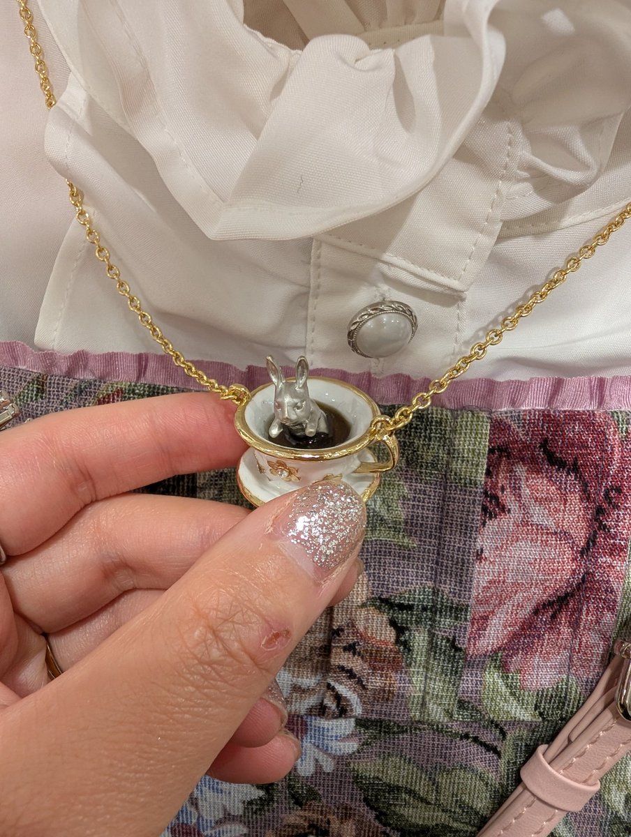 🫖デコパレコーデ🫖
ティータイムをイメージした、紅茶の香りが漂ってくるようなスイートコーデです🍰
紅茶好きさんにおすすめのコーデ❣️

ワンピース: <a href="/Fairywish_info/">Fairywish🧚‍♀️ふしぎの森の洋品店🧚‍♀️セレクトショップ</a> (ご予約商品)
ヘッドドレス: <a href="/MaRu_ribbon_bon/">MaRu</a>
ティーカップバッグ: <a href="/marchenmerry/">marchenmerry✳︎メルヒェンメリイ</a>
ティーカップネックレス: <a href="/ichiya_shop/">ichiya</a>