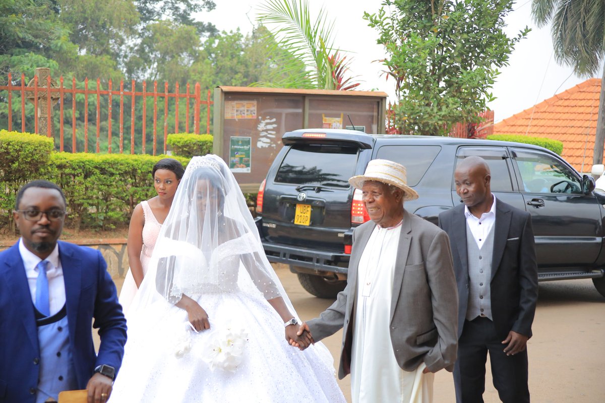 bbstvug's tweet image. Omuweereza wa Kabaka ku laadiyo ya @cbsfm_ug  ne BBS Terefayina, @Dr_Samkazibwe  agattiddwa mu bufumbo obutukuvu ne mukyala we Sonia Babirye. Bano bagattiddwa ku Lutikko e Namirembe ng’omukolo gwetabiddwako Katikkiro @cpmayiga , 1/2