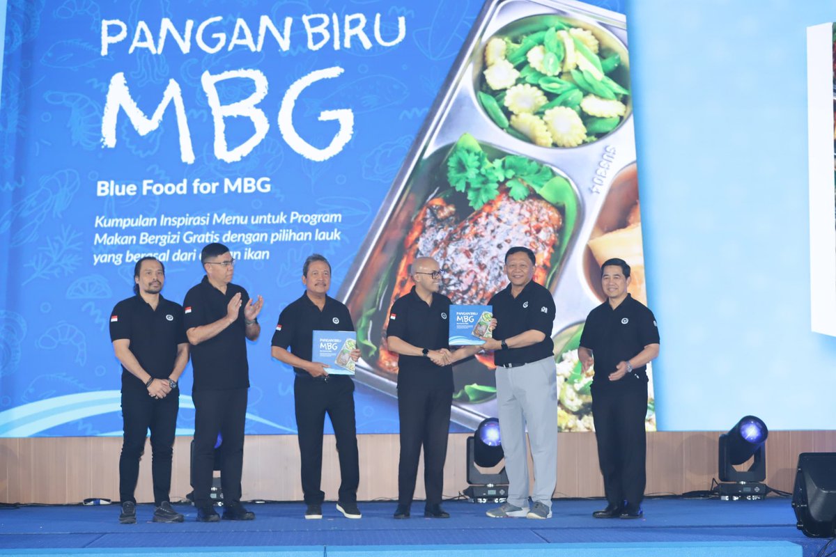saktitrenggono's tweet photo. Buku hasil kolaborasi antara KKP dan Asisten Khusus Presiden RI @dirgayuza  ini bukan sebatas cerita dan kumpulan menu, tapi bentuk kontribusi KKP dalam mendukung program ketahanan pangan nasional, dgn memastikan mutu serta ketersediaan pasokan ikan di tengah masyarakat. https://t.co/YJ3ITw34gY