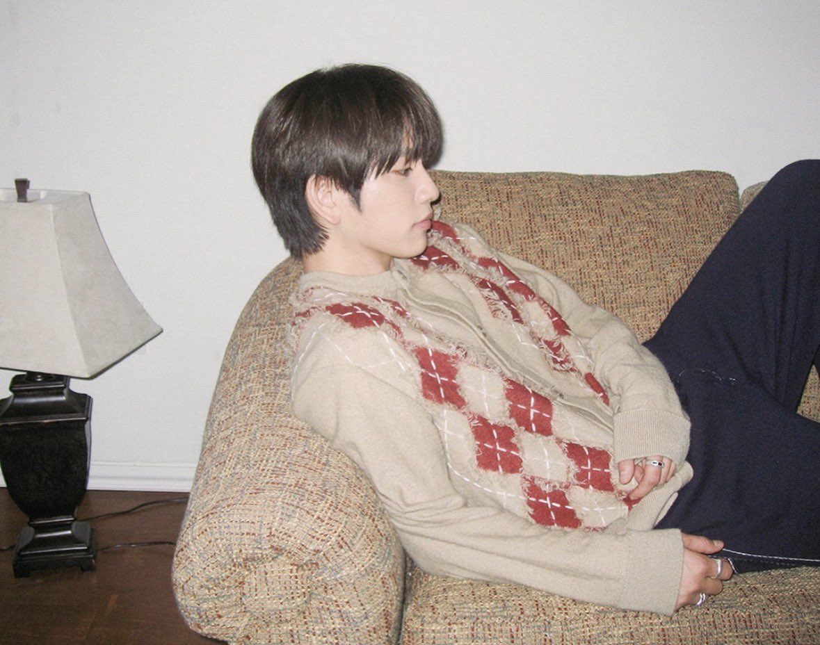 Nnick_Jinyoung's tweet photo. กรี๊ดมาก เป็นเพลงสารภาพรัก 🥰
คราวๆ นะคะ ... แป๊ปนะ ขอเขินก่อน ^^
.
“ คืนนี้มันวิเศษเหลือเกิน ในค่ำคืนที่มีทั้งความสว่างและมืดมิด กลิ่นอายของฤดูหนาว เริ่มอบอวล อยู่ภายใต้เสื้อโค้ดหนาๆ 
.
ถึงแม้จะหนาว ก็ยังรู้สึกอบอุ่นอยู่ เพราะคิดถึงคุณ จับมือกันแล้วเดินไปด้วยกันเถอะนะ ไม่ว่าเราจะไปที่ไหน ผมก็รู้สึกตื่นเต้นแบบไม่มีสาเหตุ มันเป็นความรู้สึกตื่นเต้น ในช่วงเวลาคริสต์มาสนี้ รู้สึกเหมือนจะไม่สบาย แต่ก็ก็ยังดีอยู่ 
.
ลองดูคำสารภาพรักที่ผมเก็บซ่อนไว้สิ มันคือความรัก ที่มีเพียงฤดูกาลนี้เท่านั้น ที่สามารถสัมผัสความรักนี้ได้ รอคอยค่ำคืนนี้มานานแล้ว ในที่สุดก็ถึงช่วงเวลาแห่งความสุขที่แสนพิเศษนี้สักที รู้สึกตื่นเต้นจนแทบหยุดหายใจ มาสนุกด้วยกันเถอะนะ เป็นของขวัญในค่ำคืนนี้ ผมแค่อยากจะอยู่กับคุณ“ 🥰
.
เพลงฟังแล้วเขินมาก อบอุ่นหัวใจ ฟังสบาย เสียงจินยองอบอุ่นอยู่แล้ว บวกกับความหมายเพลงกับเมโลดี้คือ เดะเบสมาก 🎄💚🤟🏻

CHRISTMAS FEVER OUT NOW 

#Jinyoung_ChristmasFever
#진영_크리스마스피버_음원공개