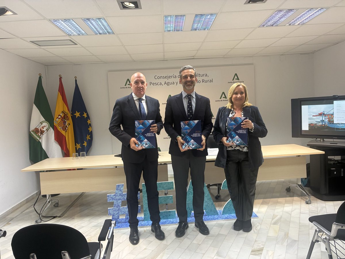 ClusterMMA's tweet photo. El presidente del CMMA @javi_noriega con el consejero @RamonFPM y la viceconsejera de @AgriculturAnd en la presentación del dosier de Economía Azul de Andalucía.
GRACIAS POR EL APOYO 📖 https://t.co/GTTps85bq2