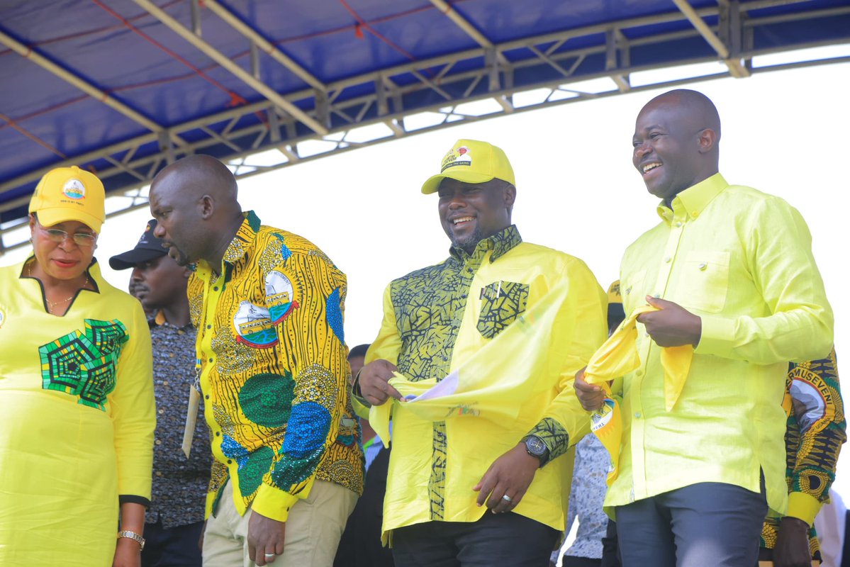 A wave of yellow pride has swept across Karagalya Grounds in Kiryandongo District, where multitudes of NRM supporters are eagerly awaiting the arrival of Presidential Candidate Yoweri Museveni.
The grounds are alive with chants and celebration as senior Party leaders, who have