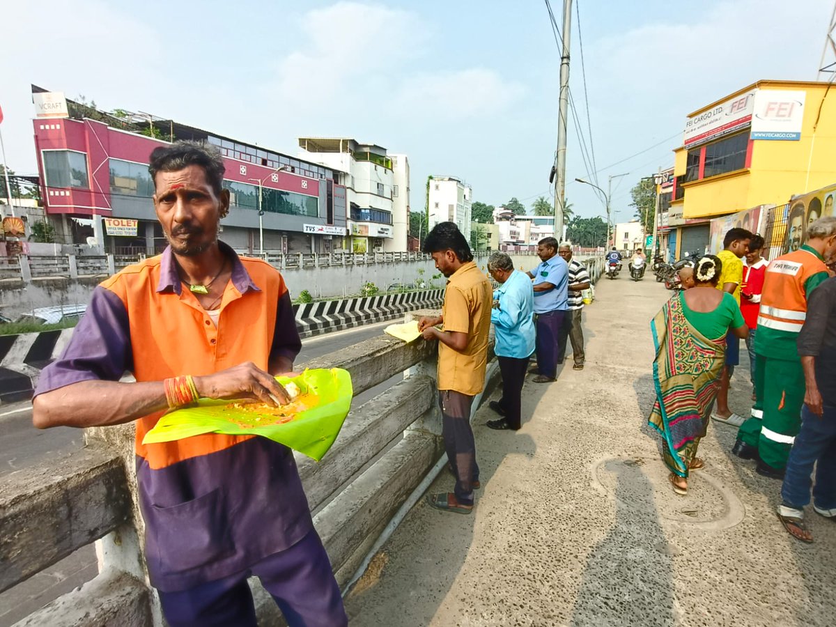தமிழக வெற்றிக் கழகத்தின் தலைவர் சொல்லுக்கிணங்க

கழகப் பொதுச் செயலாளர் வழிகாட்டுதல்படி

சென்னை புறநகர் மாவட்ட குன்றத்தூர்(கி)ஒன்றிய பிரகாஷ் அப்துல்மொமின்,அப்துல்சமிர் அருண்குமார்மற்றும் இளைஞரணி நிர்வாகி முத்தமிழன் சார்பாக
#இன்று 32வது நாளாக ஏழை எளியவருக்கு சிற்றுண்டி வழங்கப்பட்டது