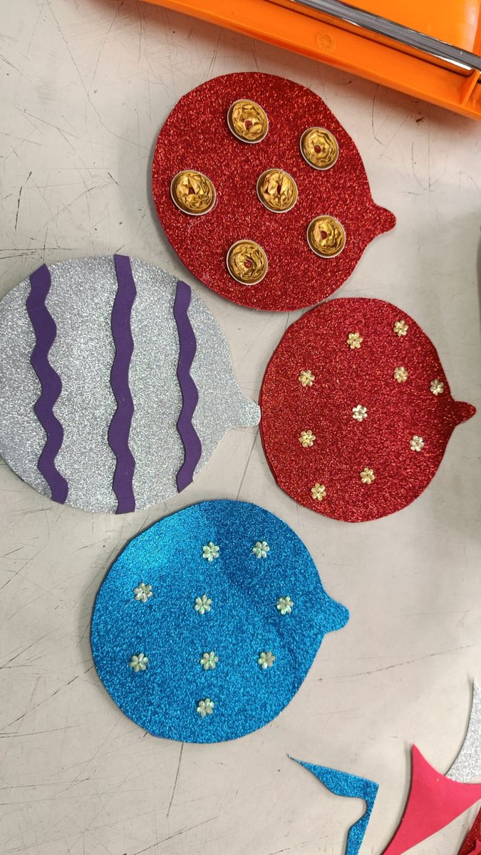 Preparats guarniments per engalanar Parc del Ventall(Av Pius XII) i🎄Arbre de Nadal natural de #Llefià arbre simbòlic,successor del talat que va ser plantat pel veïnatge d'ençà de l'autoconstrucció del parc pels veïns i veïnes
Vols donar un cop de mà?
T'esperem!
🗓️Div 12/12
🕕18h