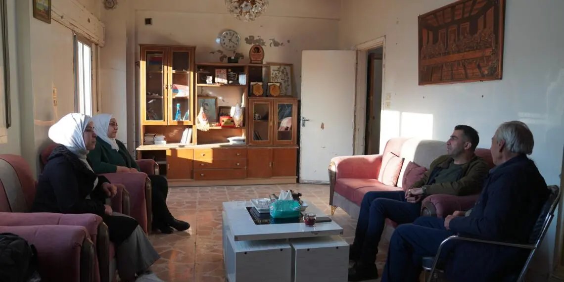 GundemRojava1's tweet image. 📍Ermeni Meclisi Eşbaşkanı İyrvend Kesperiyan:

“Rejim döneminde kendimizi tanımıyorduk. Hiçbir hakkımız yoktu. Kölelik yapıyorduk. Arkadaşlar (YPG-QSD) geldikten sonra durumumuz iyileşti. Çocuklarımız iş buldu. Kendimizi tanıdık” 

yeniyasamgazetesi9.com/iyrvend-kesper…