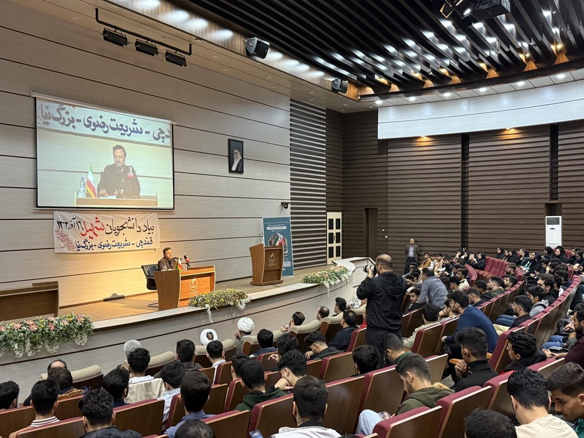 در ایام هفته دانشجو با دانشجویان تهران، دزفول و قزوین بیشتر درباره "جانمایی ایران در نظم جدید جهانی" گفتگو کردم.
نظم جهان در حال پوست‌اندازی است اما فکرهای فرسوده برخی مدیران هنوز در گذشته مانده است.
مصائبی مانند دلار ۱۲۰ هزار تومانی نیز معلول اصرار دیپلماسی و بانک مرکزی بر