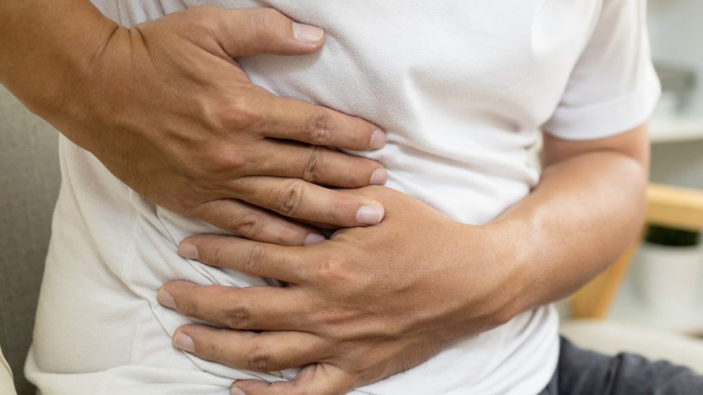 سؤال وجواب: أعاني من ألم في أعلى البطن من الجهة اليمنى: هل هو مرارة أم كبد أم قولون أم شيء أخطر؟ 