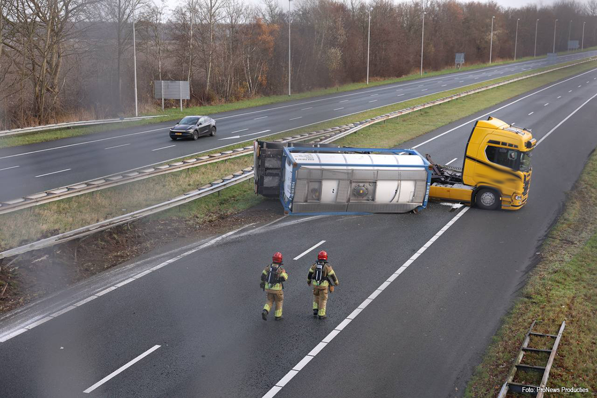 Trailer met tankcontainer kantelt op A6 bij Emmeloord