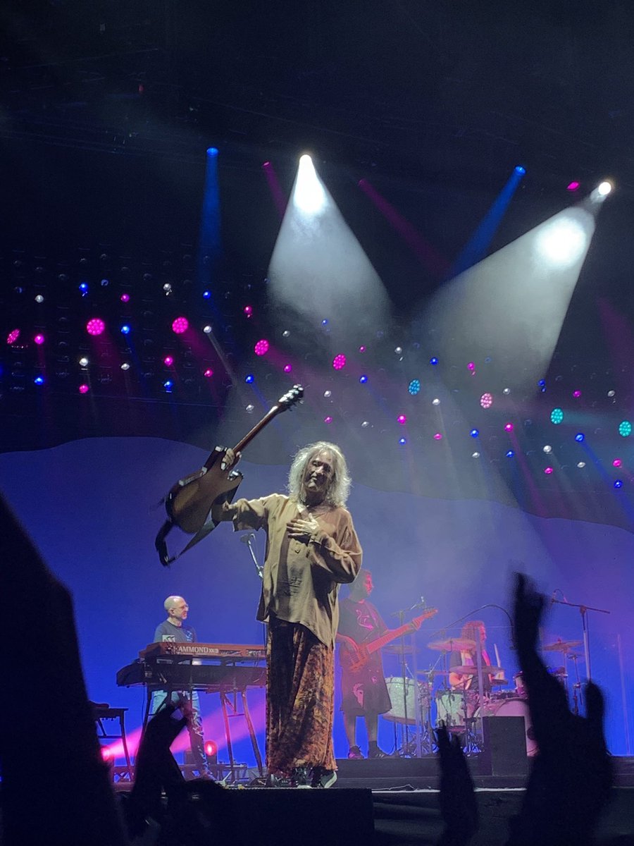 Trascender no es que te den una medalla de oro en tu comunidad o que te pongan una calle. 
Trascender es abrir las redes sociales y comprobar lo importante que has sido para tantas personas. 
El legado de Robe es inabarcable.