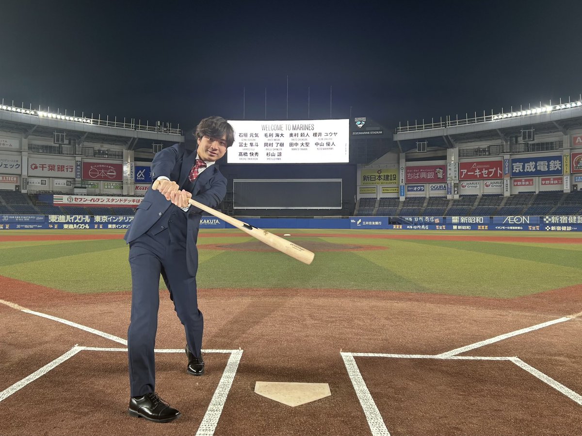 育成ドラフト3位の #杉山諒 選手。
「早くここでセーフティバントを決めたいです！」と笑顔で答えてくれました！
#chibalotte #広報