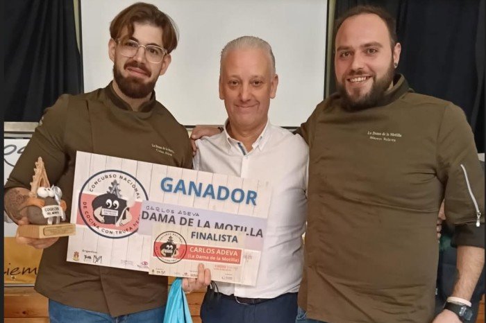 CEHEhosteleria's tweet photo. 📰 La reciente tercera edición del Concurso Nacional de Cocina con Trufa de Cogeces del Monte encumbró la figura del chef Carlos Adeva, del Restaurante Dama de la Motilla ubicado en la localidad vallisoletana en Fuensaldaña.

🏆 Adeva consiguió el primer premio gracias a su obra titulada "Pato, trufa, queso y brioche"; un planteamiento que engatusó al jurado por su técnica, equilibrio en el apartado de los sabores y su puesta en escena para ensalzar el valor culinario de la trufa.

🔝 El segundo puesto lo consiguió Chisco Alonso, chef del Mesón Don Carlos en la localidad vallisoletana de Traspinedo, con su proyecto "Biquini de risotto de lechazo, setas y trufa negra". Ambos cocineros plasmaron el enorme talento de la provincia de Valladolid y de su medio rural, además de demostrar que la trufa continúa siendo un producto con un enorme potencial, un motor para la creatividad y la identidad gastronómica del territorio.

🎩 El Concurso Nacional de Cocina con Trufa de Cogeces del Monte se ha instaurado como una cita fundamental para todos los amantes de la trufa y de la alta cocina y, además, es una iniciativa de Yolanda Martín, chef y propietaria del Mesón Maryobeli, impulsora del evento y firme defensora del protagonismo que puede desempeñar en la dinamización gastronómica y turística de la zona.

🍴 La organización se manifestó de manera positiva por el ascenso en cuanto al interés y participación de profesionales de todo el país, además de reafirmar que la trufa es un producto con mucho futuro y que el mundo rural de Valladolid tiene aún mucho que aportar a nivel nacional.

🔎 El propio Ayuntamiento de Cogeces del Monte ha querido reseñar el nivel de los participantes de esta edición, haciendo especial hincapié en el cocinero Álex Marcos del Rte. Los Álamos, de la localidad salmantina de Peñaranda de Bracamonte; quién ha elaborado su plato con un utensilio importado desde Japón.

💼 En cuanto al certamen, este contó con la colaboración de la Diputación de Valladolid, mediante la marca Alimentos de Valladolid; el Ayuntamiento de Cogeces del Monte, @makroESP  y la @Apehva .

👏🏻 Desde Hostelería de España celebramos iniciativas que impulsan la creatividad culinaria y ponen en valor nuestros productos y territorios.

#HosteleriadeEspaña #Valladolid