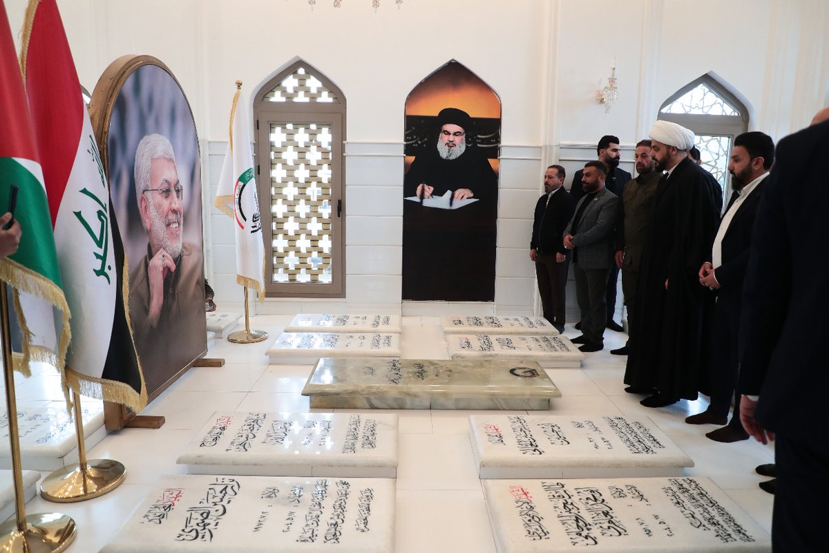 khazalimedia's tweet photo. زيارة سماحة الشيخ الأمين الى روضة الشهيد القائد ابو مهدي المهندس (رضوان الله تعالى عليه) في #يوم_النصر https://t.co/wW7yFGXXAr