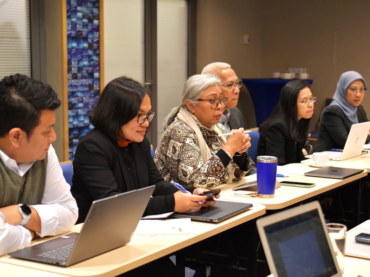 IndonesiaInPL's tweet image. Heads of Indonesian Missions in the V4 Discuss Diplomatic Synergies to Strengthen Cooperation with the Visegrad Group

The Charge d'Affairs in Warsaw attended a meeting of the Heads of Indonesian Missions in the Visegrad Group countries—namely the Czech Republic, Hungary, Poland,…