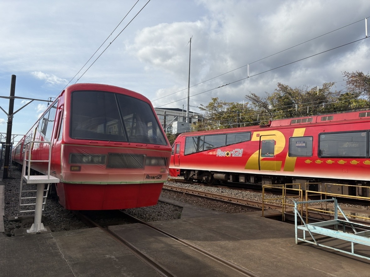 今日12月10日は伊豆急行線の開業日🎊
これからも皆さまのご利用をお待ちしております。ぜひ冬の東伊豆・南伊豆へお出かけください🚆✨

ただいまリゾート21「キンメ電車」は定期点検とリニューアル作業中。
運行再開までもうしばらくお待ちください！