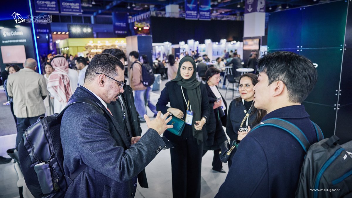 McitGovSa's tweet photo. كما التقى المشاركون في برنامج #Tech_Founders بسعادة الرئيس التنفيذي لشركة هيوماين @humain الأستاذ طارق أمين خلال زيارته لمعرض COMEUP، حيث ناقش مع المؤسسين فرص التوسع ومسارات تعزيز حضور الشركات الريادية السعودية في أسواق التقنية العالمية. https://t.co/xoKtG16acD