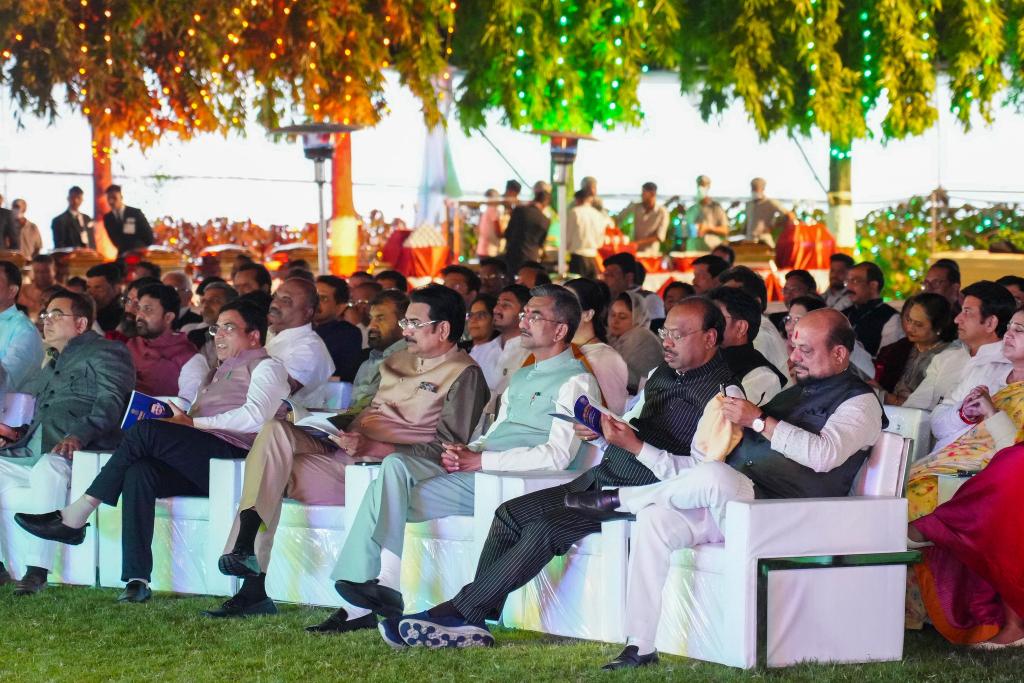 लोकभवन, नागपुर में मुख्यमंत्री श्री देवेंद्र फडणवीस जी के महाराष्ट्र विधानसभा में किए गए भाषण पर आधारित पुस्तक ‘भारतीय संविधान गौरवशाली अमृतमहोत्सवी वाटचाल’ का विमोचन करने का सौभाग्य प्राप्त हुआ।

यह पुस्तक मुख्यमंत्री श्री देवेंद्र फडणवीस जी द्वारा 26 मार्च 2025 को महाराष्ट्र