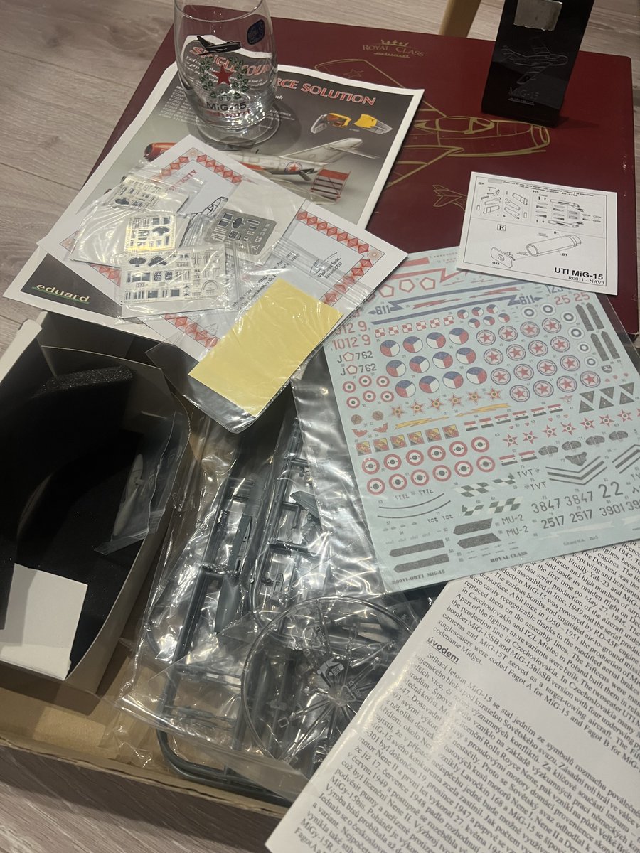 CafeTime7's tweet photo. 自分にクリスマスのプレゼント
エデュアルドのMig15が4機入り特価品
レジンパーツ、風防マスキング、カラー図版、多彩なデカール、塗装済計器板が入って贅沢だが、更にボヘミアンクリスタルのグラスも追加で良い買い物したぜ
#Eduardmodel https://t.co/PFlybrSyaI