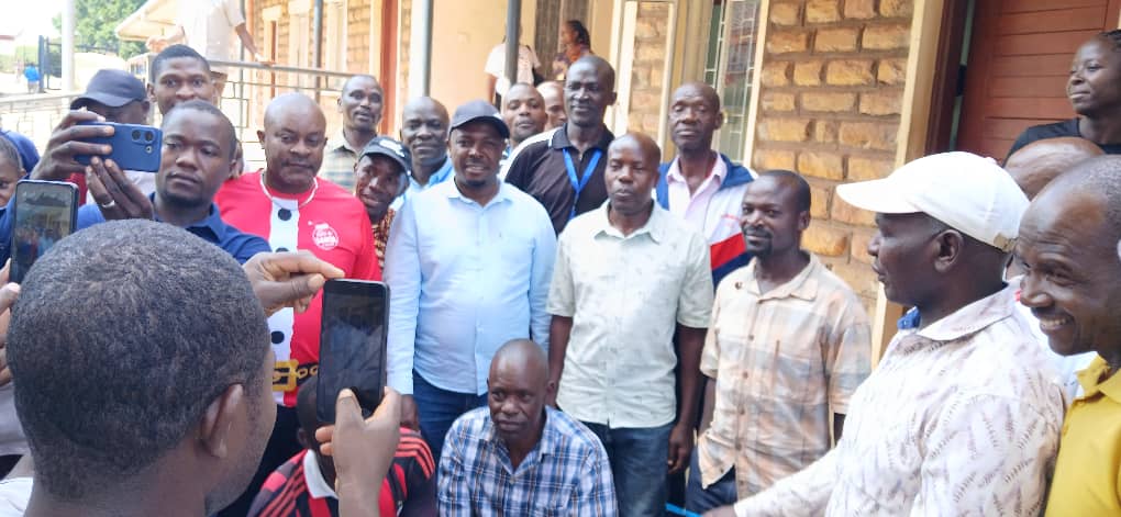 Makamu Mwenyekiti Bara Mhe. <a href="/HecheJohn/">John Heche</a> akisalimiana na wananchi wa Sirari leo tarehe 10 Desemba 2025.
