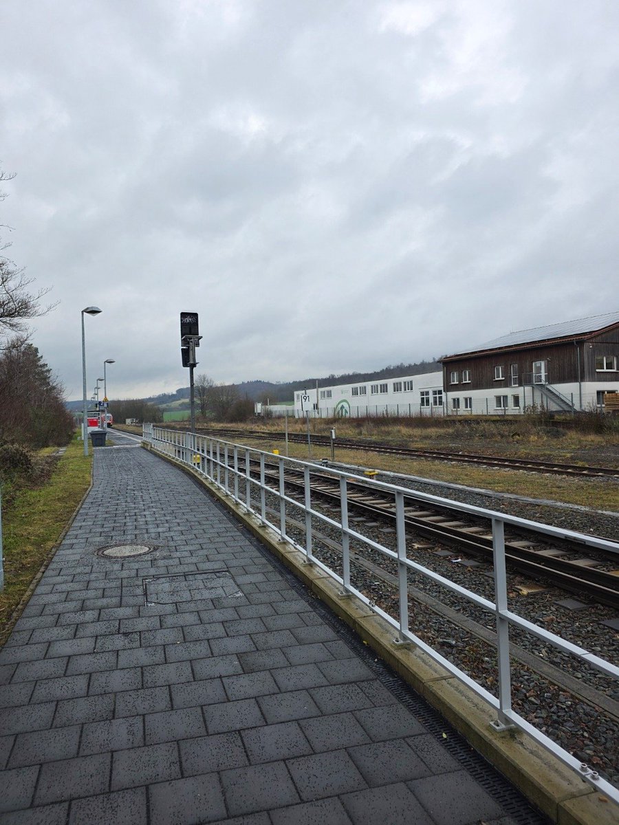 Auf den Zug 🚆 leider warten