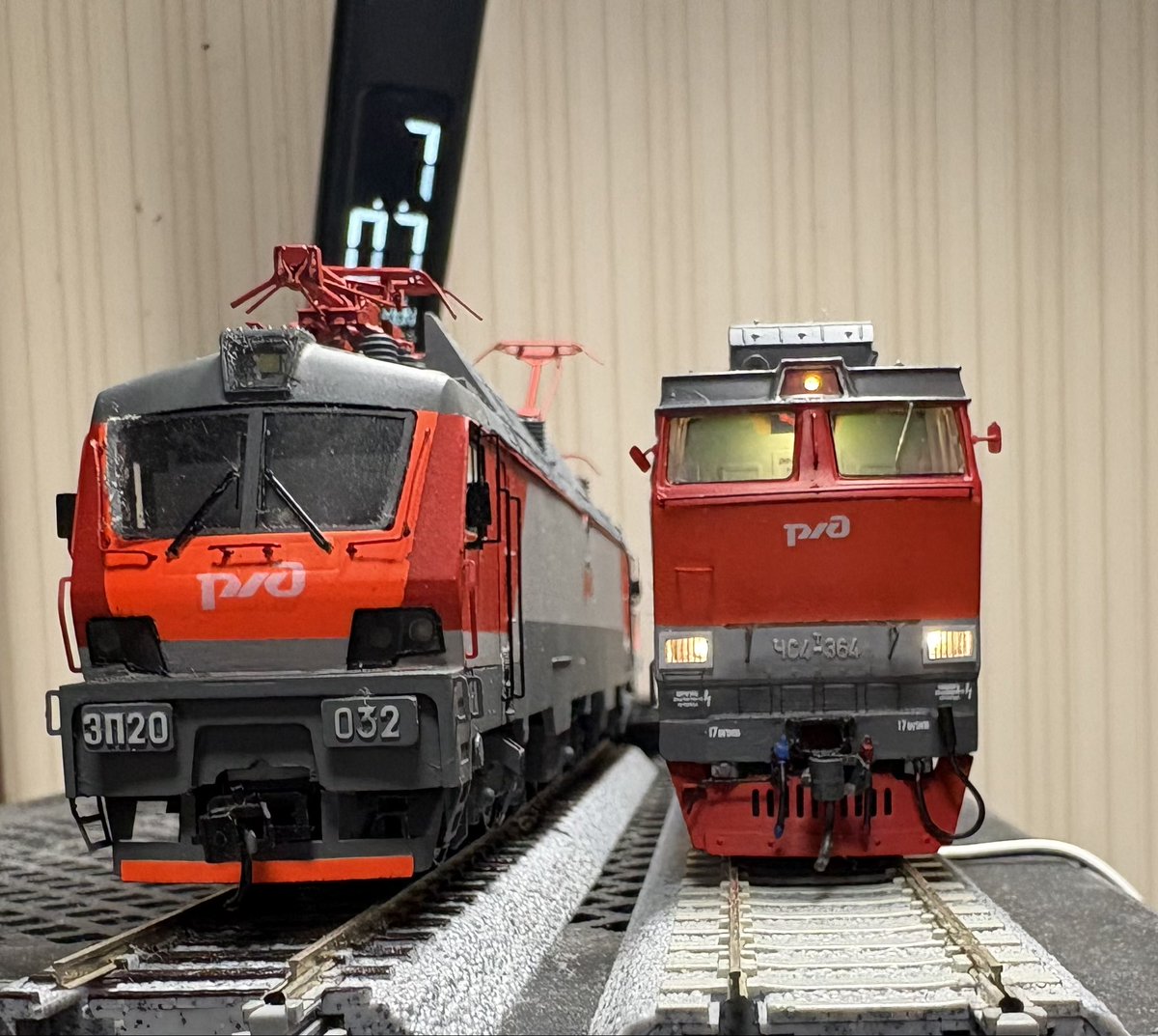 #鉄道模型 
эп20とЧС4тどっちもばかカッコいい