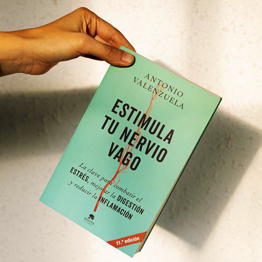 Alienta's tweet image. 11 ediciones y miles de lectores confirman el mensaje: cuando cuidas tu nervio vago, todo tu cuerpo respira mejor.

Estrés, digestión, inflamación… no tienes por qué vivir en piloto automático.

📖 «Estimula tu nervio vago», de @a_valenzuelapni.