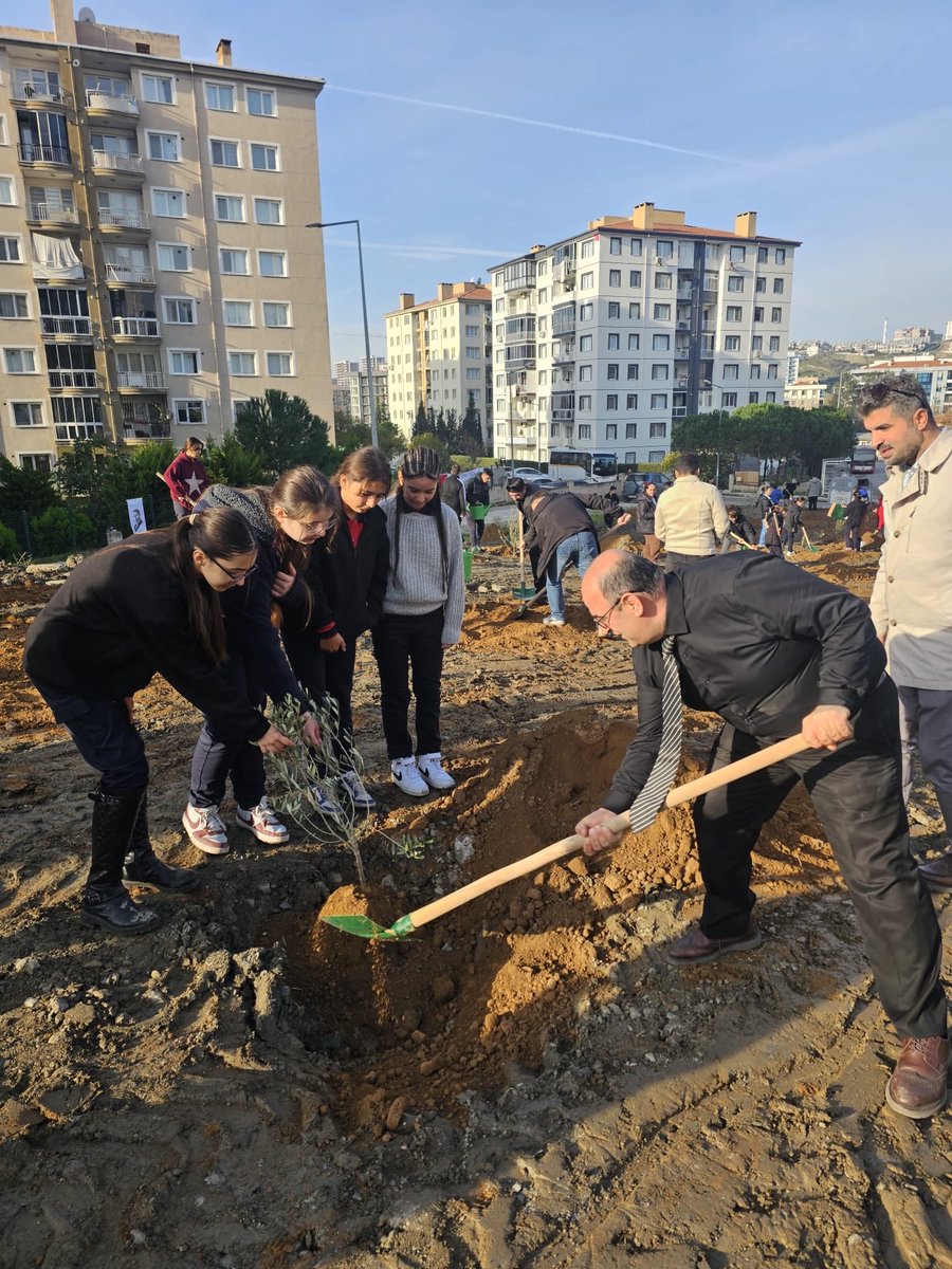 Çiğli’de “Her İnsan Bir Fidan, Yeşil Vatan” kapsamında Şehit Şenali Ocak Ortaokulu ve Orantı Koleji iş birliğiyle 110 zeytin fidanı toprakla buluştu. Etkinliğe İlçe Millî Eğitim Müdürümüz Sayın Şuayip ÜNER’de katıldı.