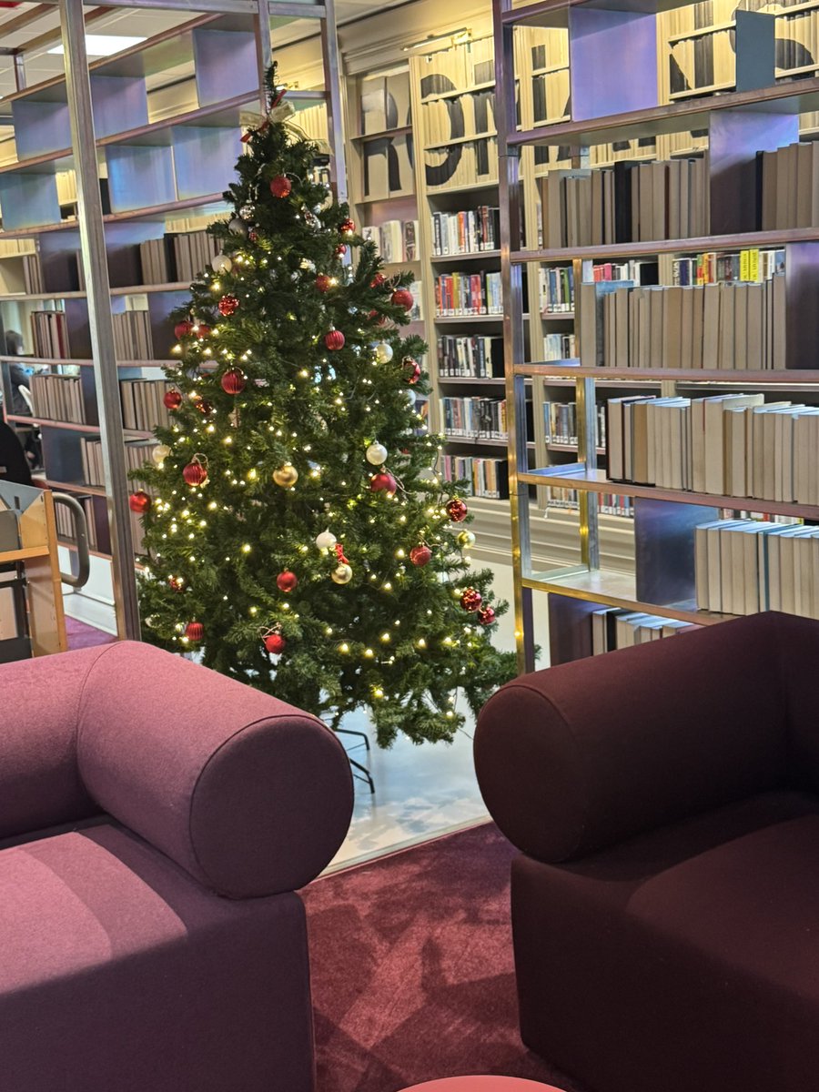 We maakten vanochtend wat vroeger dan gebruikelijk de woensdagochtend wandeling en zagen fantastisch mooie luchten! Echt prachtig. 🤩
Schaapjes liepen gezellig te knabbelen. 
Op de terugweg nog even langs de apotheek en de bieb gelopen en ruim 11.000 stappen op de teller.