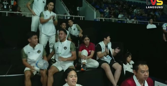 hannagyeongs's tweet photo. Tahun lalu di Olympics ngeliat Fajar, Rian, Jonatan dan Ginting nonton &amp; support Grego dengan ekspresi kosong dan pikiran melayang karena kecewa dengan diri sendiri. Hari ini lihat Grego tetap support mens team kita walaupun kayaknya masih kecewa banget. 

Sehat sehat my team :') https://t.co/wxAHOfaLu6