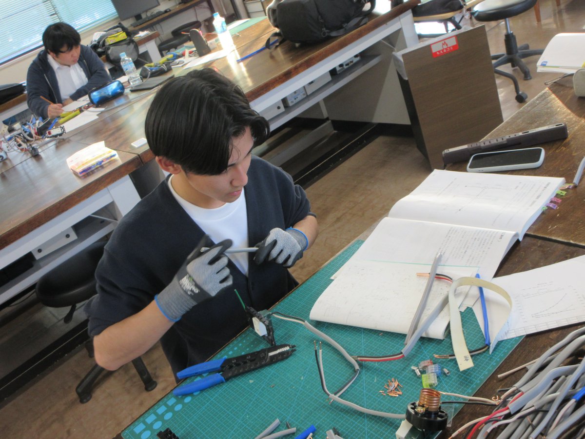 nkhs_hd's tweet photo. 今週末の第二種電気工事士試験に向けて最後の追い込みです

#日本工学院 #北海道 #専門学校 #電気工学科 #ニコキタ #電気工事士 https://t.co/Tml3WTnEix