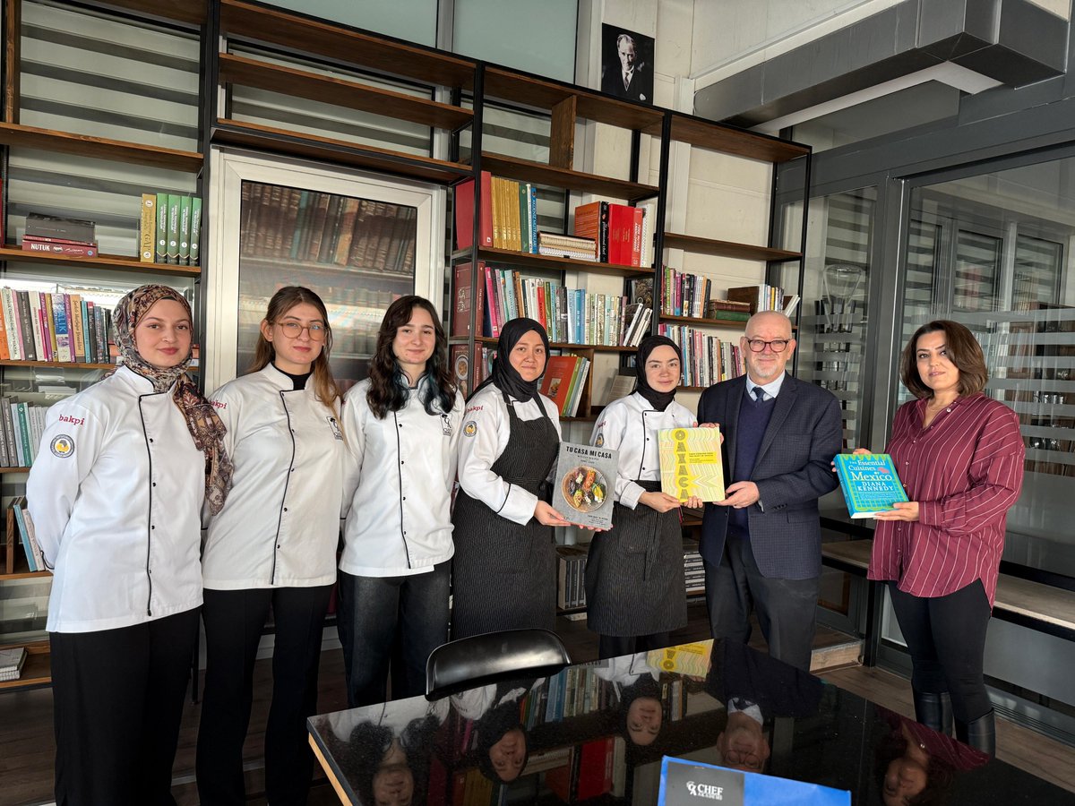 EmbaMexTur's tweet image. Hoy el Embajador @CGjdl visitó la escuela culinaria @ChefAkademi para platicar con las estudiantes sobre los componentes culturales de la gastronomía mexicana y hacer una donación de libros a su biblioteca 🇲🇽😋📗📕 #diplomaciacultural