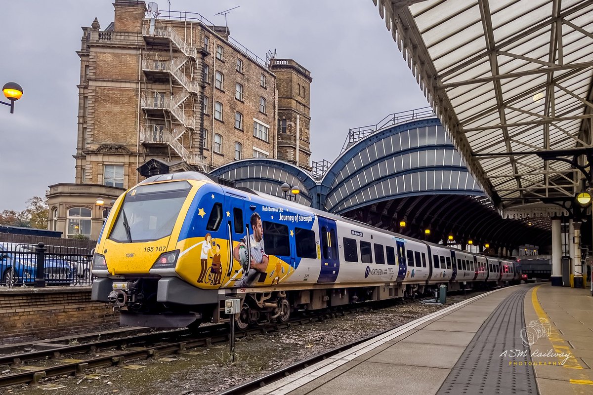 ASMRailPhotos's tweet image. 🖍️| 5B46 0015 York to York

📣| @northernassist 
🚂| Class 195107 ‘Rob Burrow CBE’
📍| York 
📆| 18/10/2025

#class195 #195107 #northernrail #northernrailways 

📸| Photography by @ASMRailPhotos©️