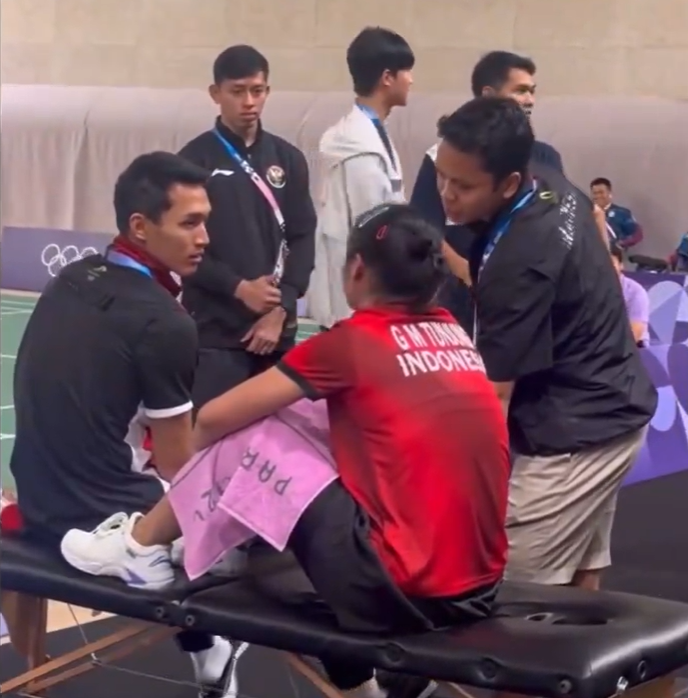 hannagyeongs's tweet photo. Tahun lalu di Olympics ngeliat Fajar, Rian, Jonatan dan Ginting nonton &amp; support Grego dengan ekspresi kosong dan pikiran melayang karena kecewa dengan diri sendiri. Hari ini lihat Grego tetap support mens team kita walaupun kayaknya masih kecewa banget. 

Sehat sehat my team :') https://t.co/wxAHOfaLu6