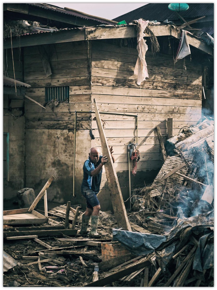 aniesbaswedan's tweet image. Datang untuk meneruskan bantuan, tapi yang kami temui adalah senyuman, ketabahan, kegigihan, dan harapan. Rakyat Aceh tak pernah gagal dalam berikan teladan.