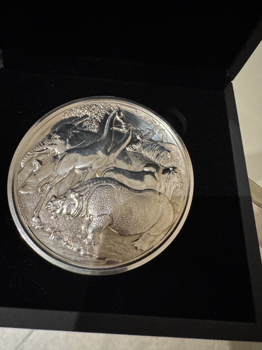 Honoured and delighted to have been awarded the Stamford Raffles Medal ⁦<a href="/ZSLScience/">ZSL Science</a>⁩  last night, and spend time amongst many inspiring award recipients.  ⁦<a href="/Mammal_Society/">Mammal Society</a>⁩ ⁦<a href="/LondonHogWatch/">LondonHogWatch</a>⁩