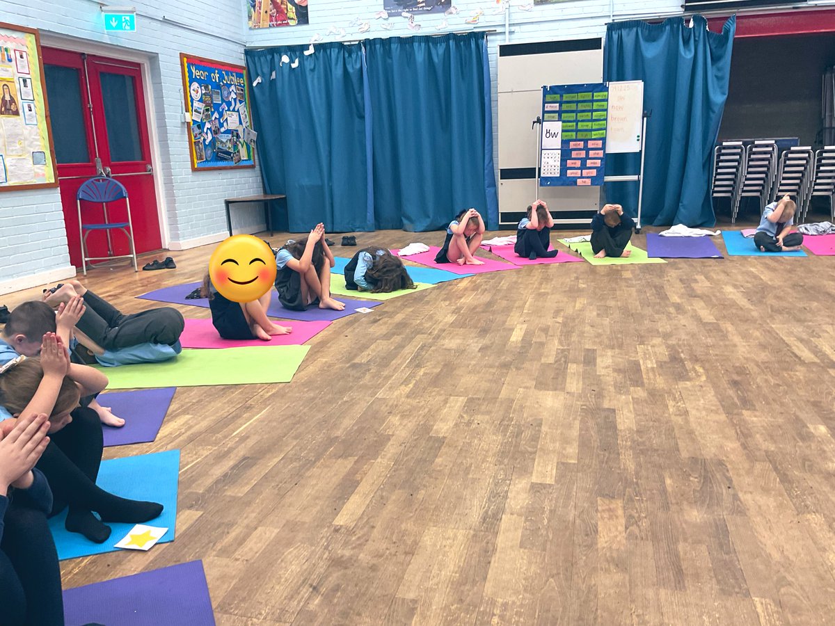 In stretch, relax and play year 1 enjoyed developing their own new stretches with a Christmas theme 🛷🎄⭐️