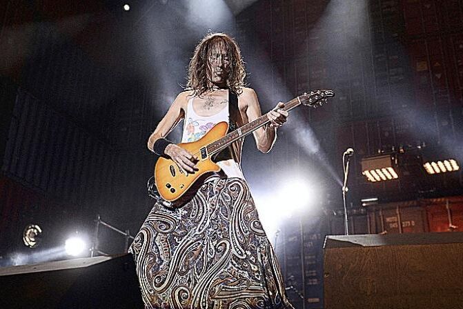 Su voz fue tan fuerte que a veces retumbaron las montañas. Y escucharon las mentes social-adormecidas las palabras de amor de su garganta. 

Gracias por tanta compañía.