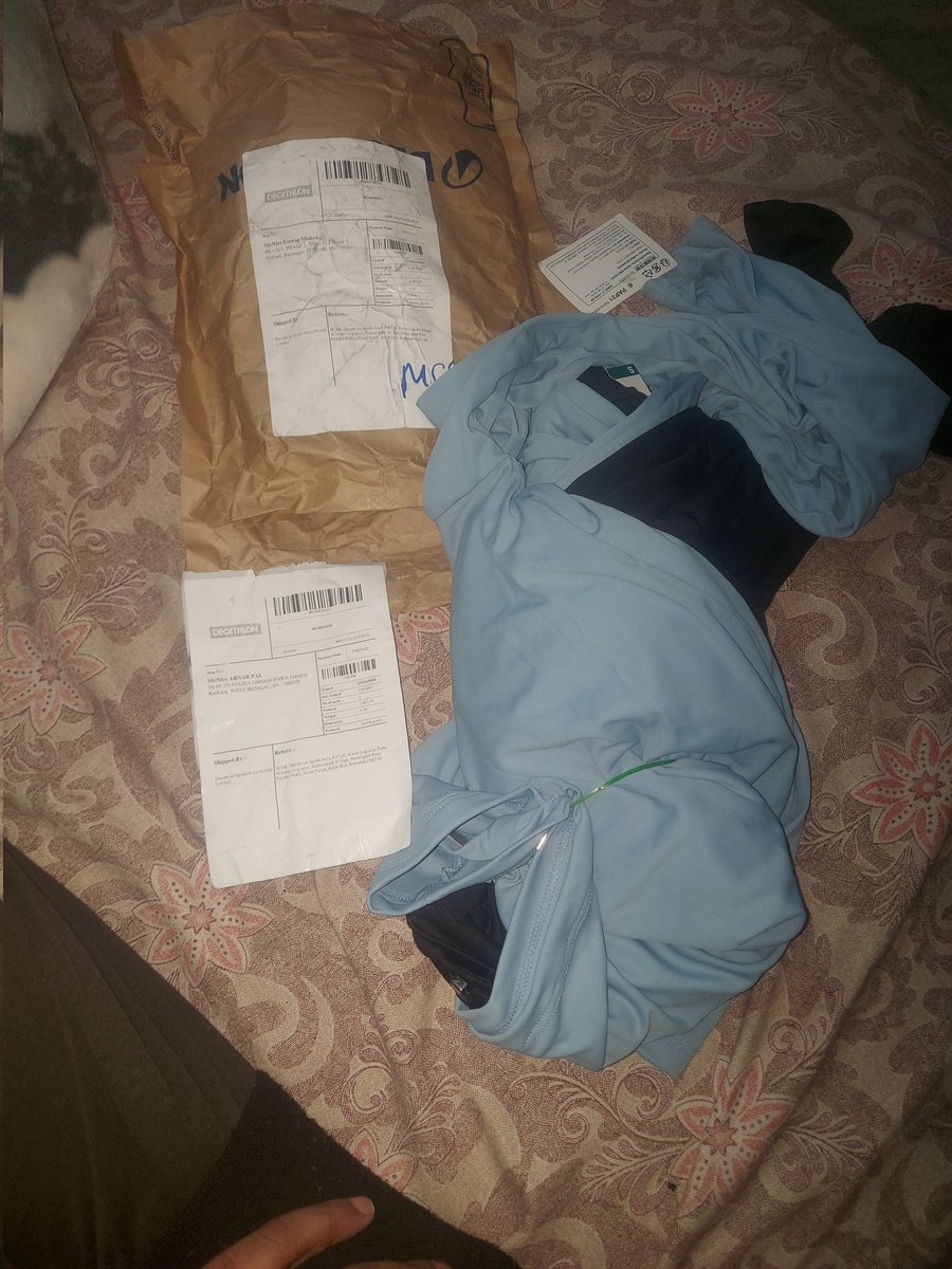 Nikkinng's tweet photo. @Decathlon Ordered 2 men’s fleece jackets (sleeveless &amp; full sleeve). Parcel had my name sticker, but inside was a different order with another customer’s bill and uneven packing—seems tampered.
Order ID: 2533233399 
Decathlon India, Please resolve with replacement urgently. https://t.co/JjvskznTZe