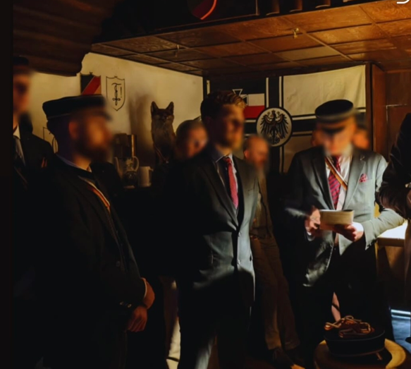 IbDoku's tweet photo. Mitte November organisierten die #AfD-Politiker Paul, Christ, Schramm und Tritschler einen Vortrag mit und bei der Neonazi-Burschenschaft #Raczeks zu #Bonn. Alle 4 wussten, mit wem sie sich einließen, weshalb sie die dortige Reichskriegsflagge auch nicht störte.
1/2 https://t.co/RjWCy8uLzC