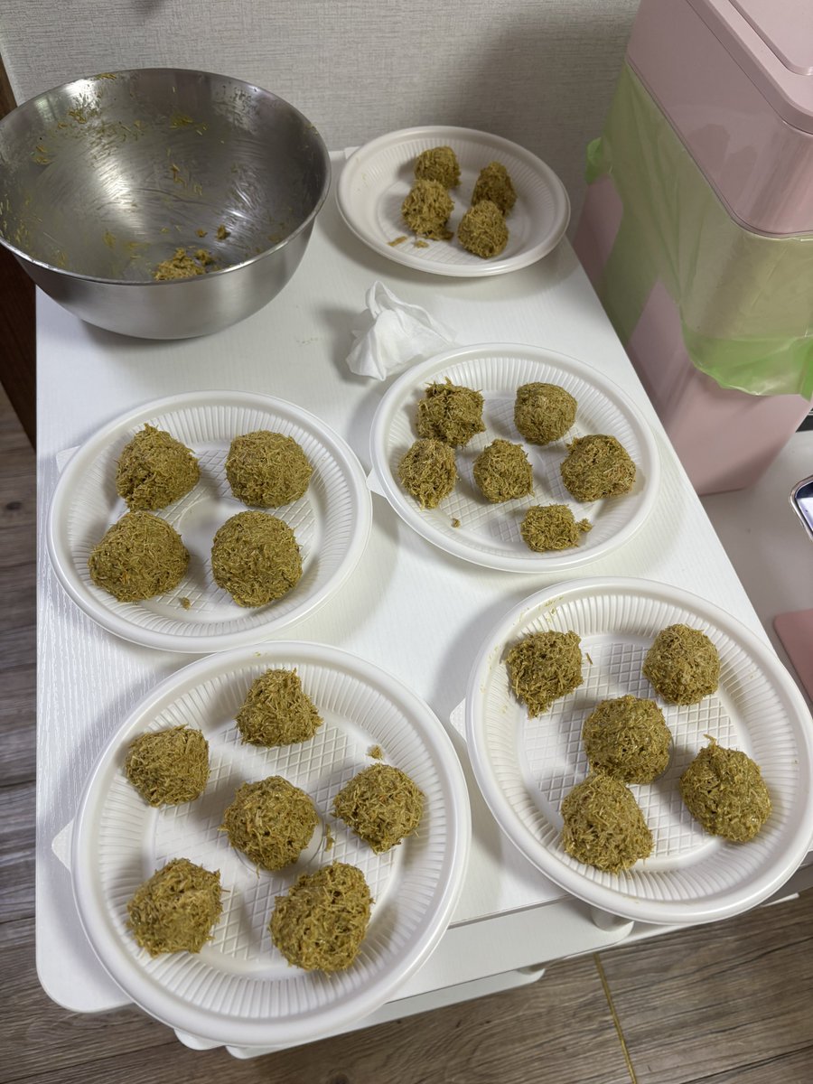 ingreenmagic's tweet image. 저도 오늘 만들었는데 8만 원에 이 정도 나오네요
(중간 크기로 30개 정도)

카다이프 1.3
피스타치오 스프레드 4.6
코팅용 화이트초콜릿 0.7
코코아파우더 0.9
마시멜로우 0.5

카다이프 대략 250g 썼고
피스타치오 스프레드는 300g 으로 충분할 줄 알았는데
너무 부족해서 급하게 B마트에서 230g…