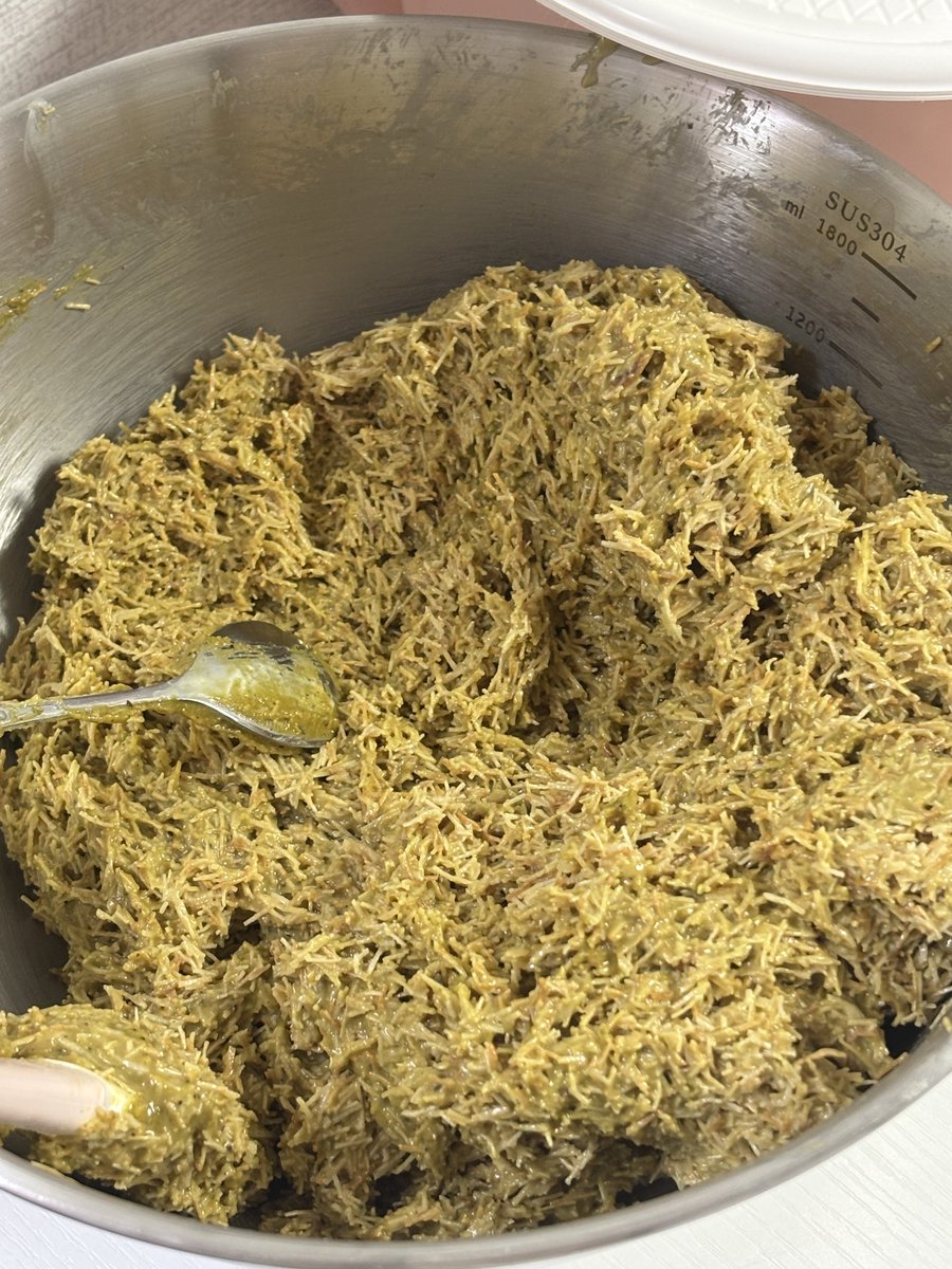 ingreenmagic's tweet image. 저도 오늘 만들었는데 8만 원에 이 정도 나오네요
(중간 크기로 30개 정도)

카다이프 1.3
피스타치오 스프레드 4.6
코팅용 화이트초콜릿 0.7
코코아파우더 0.9
마시멜로우 0.5

카다이프 대략 250g 썼고
피스타치오 스프레드는 300g 으로 충분할 줄 알았는데
너무 부족해서 급하게 B마트에서 230g…