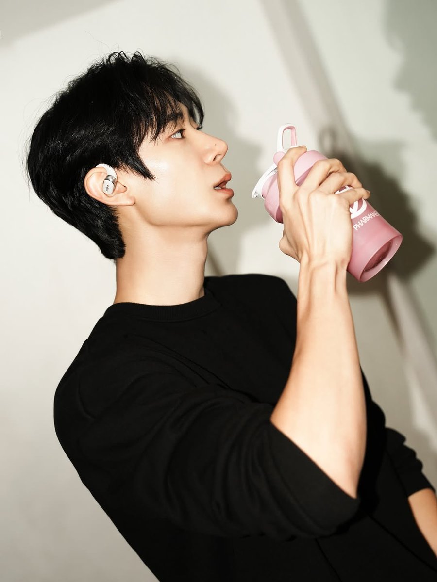 백구십 가까이 되는 덩치 으마으마한 남자가 
핑크색 물통으로 물 마시는게 좋음 , , 💗