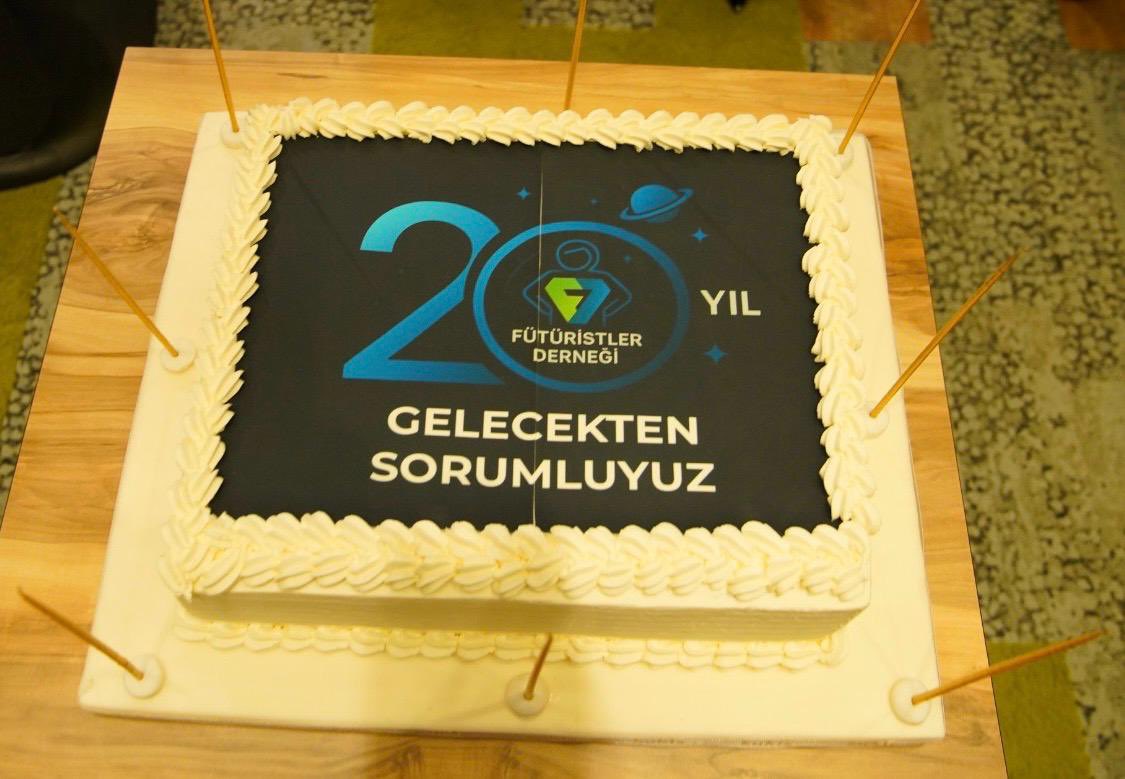 FuturistlerDern's tweet image. 20 yıldır geleceğin izinden değil, önünden gidiyoruz.
Fütüristler Derneği’mizin 20. yılını kutlarken, hayal kuran ve geleceği birlikte tasarlayan herkese teşekkürler.
Gelecekten sorumluyuz 🎈Bize harika evsahipliği yapan sevgili @serhanyz ve Google’a teşekkür ederiz 💙💚