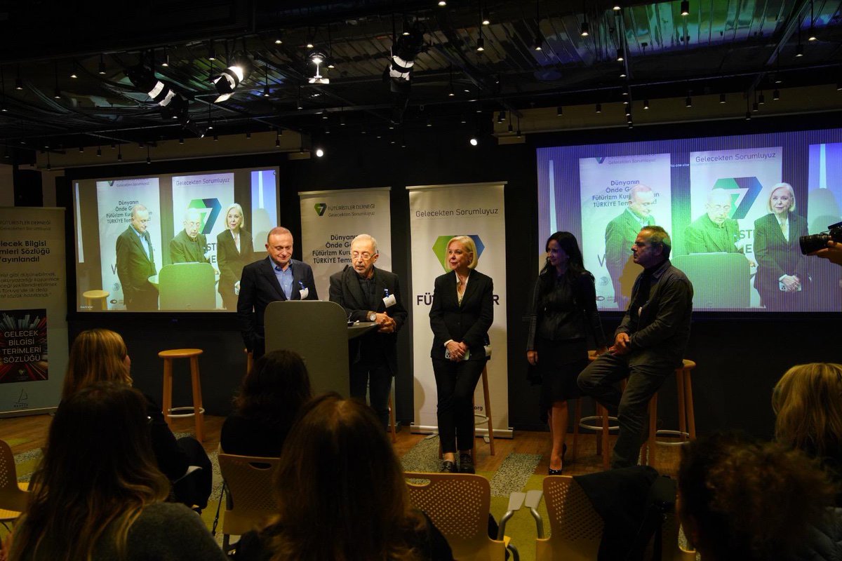 FuturistlerDern's tweet image. 20 yıldır geleceğin izinden değil, önünden gidiyoruz.
Fütüristler Derneği’mizin 20. yılını kutlarken, hayal kuran ve geleceği birlikte tasarlayan herkese teşekkürler.
Gelecekten sorumluyuz 🎈Bize harika evsahipliği yapan sevgili @serhanyz ve Google’a teşekkür ederiz 💙💚