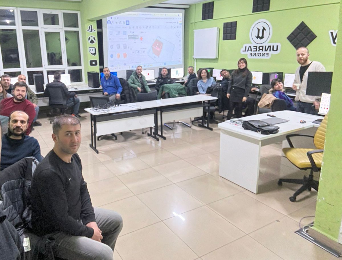 tokatmem's tweet photo. Tokat Yegitek Okul Sorumlusu (BTR) Kursu Yeşilırmak Mesleki ve Teknik Anadolu Lisesinde gerçekleştirildi. 

Fatih Projesi okullarında görevlendirilecek Yegitek Okul Sorumlular��nın yetkinliklerini artırmak amacıyla gerçekleştirilen kursta katılımcılara Fatih Projesi donanımları hakkında bilgi verilmesinin yanında, yapay zeka, web2.0, 3d yazıcılar, canva gibi güncel eğitim teknojileri  ve FCL yenilikçi sınıflar, etwinning gibi projeler konusunda yoğun bir eğitim programı gerçekleştirildi. 

Kapanış programına Yegitek Şube Müdürü Vahap Gül’ün katıldığı kursta 40 kursiyer Yegitek Okul Sorumlusu olmak üzere eğitimi başarıyla tamamladı.

@tcmeb @HuseyinKir64